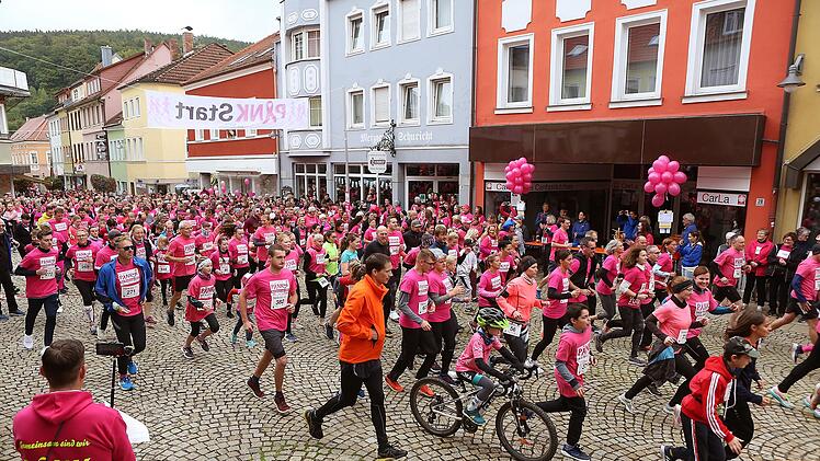 Am Start zum Pinklauf herrschte großer Andrang. Fast 1000 Menschen hatten sich angemeldet. Foto: Kerstin Junker