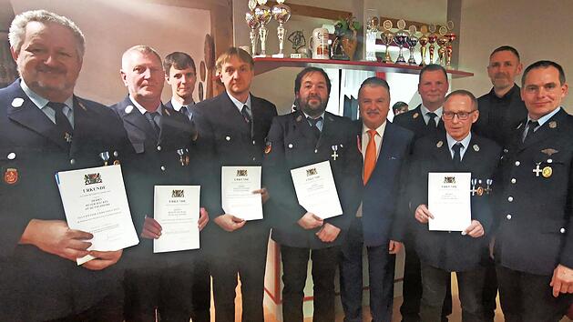 Die Geehrten mit den Offiziellen: (v.l.) Peter H&auml;ckel, Bernd Michael, Kommandant Fabian Einwag, Stefan Schmidt, Martin Schmidt, Landrat Klaus Peter S&ouml;llner, KBR Thomas Hoffmann, Rainer Sack, B&uuml;rgermeister Martin Bernreuther und Vorsitzender Uwe Ga...