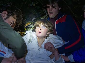 Ein junges M&auml;dchen wird nachts von mehreren jungen Leuten angegriffen und schlie&szlig;lich ermordet.