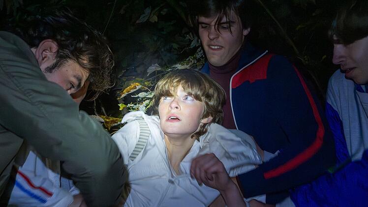 Ein junges M&auml;dchen wird nachts von mehreren jungen Leuten angegriffen und schlie&szlig;lich ermordet.