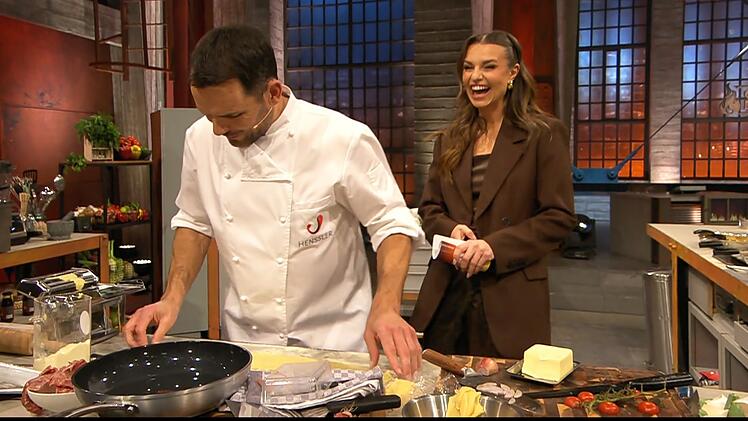 Steffen Henssler gewann zwei Koch-G&auml;nge und gab zwei ab. Am Ende gaben unter den Augen von Moderatorin Laura Wontorra die K&uuml;chen-Competitions den Ausschlag.