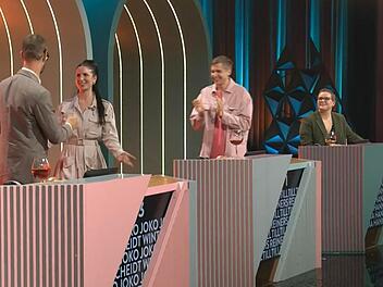 F&uuml;r Nico Santos wechselt S&auml;ngerin Buket aus der grandiosen Studioband kurzzeitig ans Ratepult.