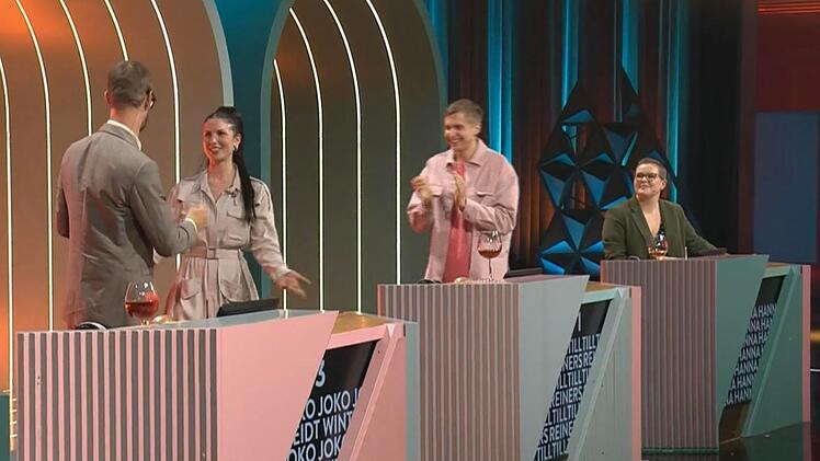 F&uuml;r Nico Santos wechselt S&auml;ngerin Buket aus der grandiosen Studioband kurzzeitig ans Ratepult.