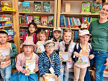 Die B&uuml;chereif&uuml;chse, &bdquo;Felix&ldquo; und Mitarbeiterin Edith Harkleroad.Elke Franz