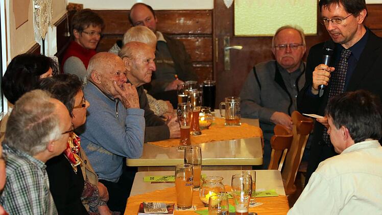 Mit ihrer Veranstaltungsreihe "Rundschau unterwegs" ist die BR-Redaktion am Dienstagabend im "Weberhof" zu Gast. Redaktionsleiter Alexander Müller (rechts) diskutiert mit Lesern aus den Stadtteilen Ziegelhütten, Metzdorf, Petzmannsberg, Burghaig, Höferänger, Niederndobrach und Rosengrund örtliche Probleme.