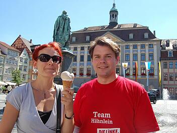 Katja Kipping mit Eis und René Hähnlein auf dem Coburger Marktplatz.  Fotos: Oliver Schmidt