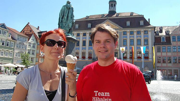 Katja Kipping mit Eis und René Hähnlein auf dem Coburger Marktplatz.  Fotos: Oliver Schmidt