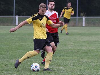 Die SpVgg Effeltrich (gelbe Trikots) trennte sich im Toto-Pokal vom SC Adelsdorf nach 90 Minuten mit einem 1:1, im Elfmeterschießen hatte das Kreisliga-2-Schlusslicht aber ganz starke Nerven. Foto: Uwe Kellner