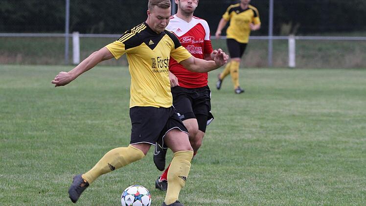 Die SpVgg Effeltrich (gelbe Trikots) trennte sich im Toto-Pokal vom SC Adelsdorf nach 90 Minuten mit einem 1:1, im Elfmeterschießen hatte das Kreisliga-2-Schlusslicht aber ganz starke Nerven. Foto: Uwe Kellner