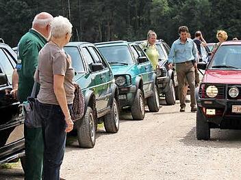 Das rote Fahrzeug rechts gehört dem Aischer Kurt Gohlke. Foto: Johanna Blum