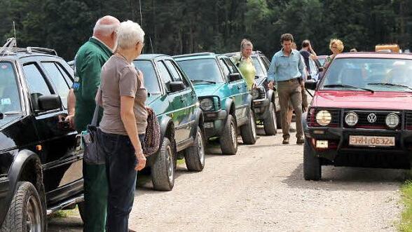 Das rote Fahrzeug rechts gehört dem Aischer Kurt Gohlke. Foto: Johanna Blum