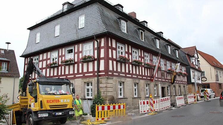 Die Stirnseite und die Straßenseite des Mitwitzer Rathauses werden illuminiert. Foto: Friedwald Schedel