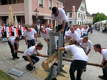 Die Baumaufsteller mussten kräftig nachhelfen, damit die Fichte in die Halterung rutschte. Foto: Johanna Blum