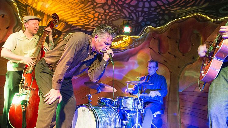 Unvergesslicher Auftritt in der Musikkneipe bei Horst Bausewein in Eltmann: die franz&ouml;sischen Band "Jake Calypso & his Red Hot" um Kontrabassist Ben "D. Driver" (33), S&auml;nger Jake Calypso alias Herv&eacute; Loison (52), Schlagzeuger Thierry Sellier (50) und den 57-j&auml;hrigen Gitarristen Christophe Gillet (von links) .