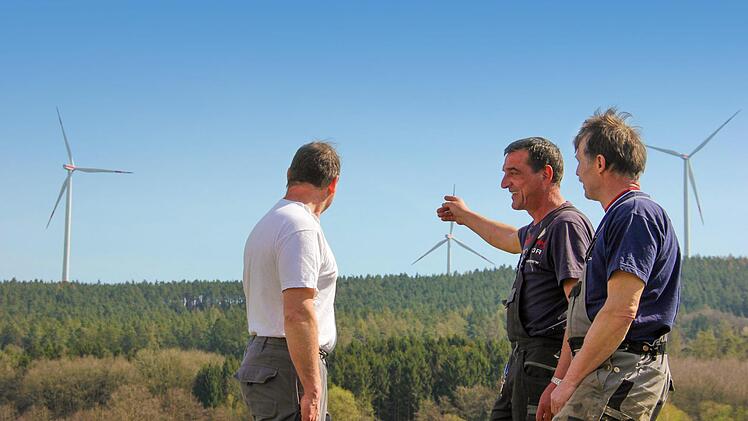 Erster Jagdvorstand Matthias Renner (von links), Jagdpächter Achim Zöller und zweiter Vorstand Manfred Teichmann diskutieren über die Windkraftanlagen am Reinberg. Die Jagdgenossenschaft Hain fordert, dass die Geräusche gedrosselt werden.  Foto: Ronald Heck