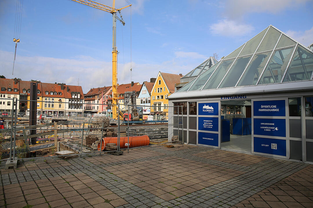 Rohrbruch setzt Tiefgarage unter Wasser - THW und Feuerwehr müssen in der Nacht anrücken – Bauarbeiter übernehmen am Morgen die Reinigungsarbeiten – Tiefgarage bleibt für die Öffentlichkeit gesperrt – Ausmaß des Wasserschadens immer noch erkennbar