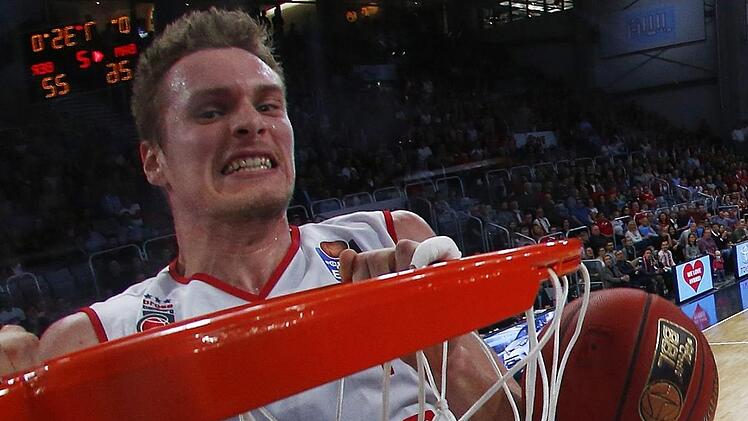 Leon Radosevic macht einen Klimmzug am Ring, nachdem er den Ball per Dunking im Korb versenkt hatte. Mit elf Punkten und sieben Rebounds war er Bambergs effektivster Spieler in Belgrad.Foto: Daniel Löb