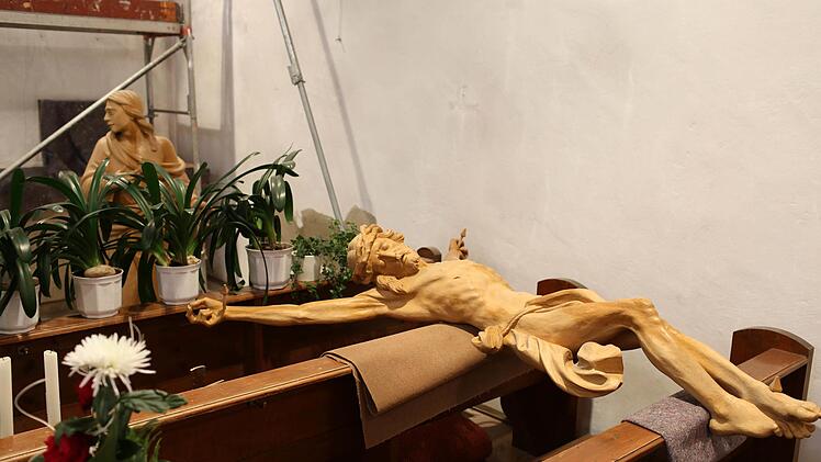 Christus ist vorübergehend vom Kreuz genommen worden. Foto: Franz Galster