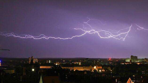 Wenn es blitzt und donnert, suchen Menschen oft Schutz unter Bäumen oder in Autos - oder ihr Heil in der Flucht. Doch wie sollte man sich wirklich verhalten? Manche Fehler jedenfalls können tödlich enden.  Foto: News5 / Grundmann