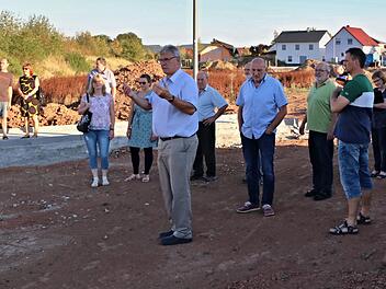 Der Gemeinderat von Untermerbach traf sich am Neubaugebiet "Erkel II", um sich vor Ort die geplanten Baumaßnahmen ansehen zu können.  Foto: H. Will