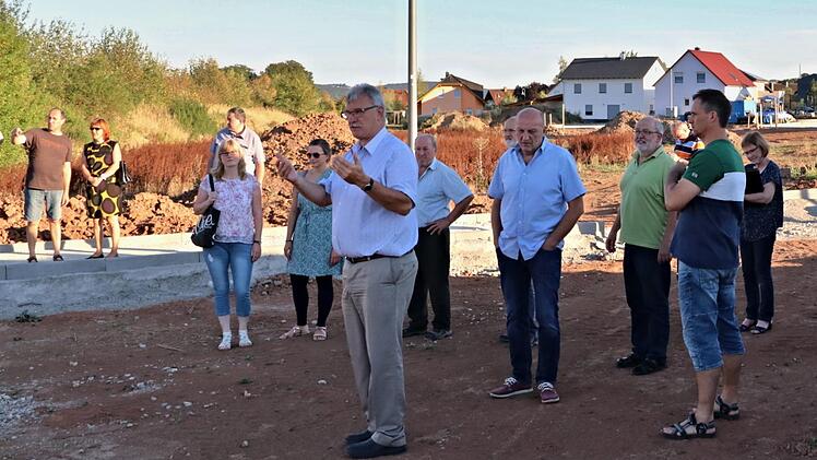Der Gemeinderat von Untermerbach traf sich am Neubaugebiet "Erkel II", um sich vor Ort die geplanten Baumaßnahmen ansehen zu können.  Foto: H. Will