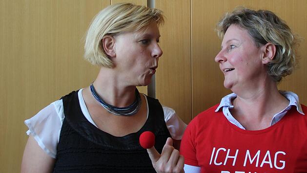 Zwei Teilnehmerinnen &uuml;ben sich in humoristischen Einlagen. Foto: Anna Wentrock