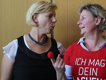 Zwei Teilnehmerinnen &uuml;ben sich in humoristischen Einlagen. Foto: Anna Wentrock