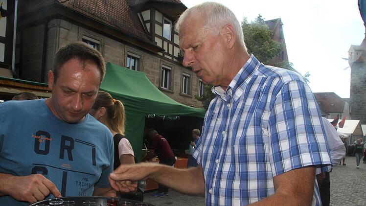 Robert Schmid (rechts) serviert Leckereien aus dem Lavanttal. Die Gäste testen gerne und auch gerne öfters.