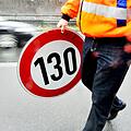 Ein Mitarbeiter der Autobahnmeisterei trägt auf der Autobahn 661 bei Frankfurt ein Schild zur Höchstgeschwindigkeit von 130 Stundenkilometern. Damals waren hier Tempolimits aufgehoben worden.  Foto: Marius Becker/dpa