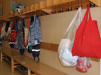 Leere Kleiderhaken zeigen die Auswirkungen des Rotznasen-Eklats. Lucie Homann