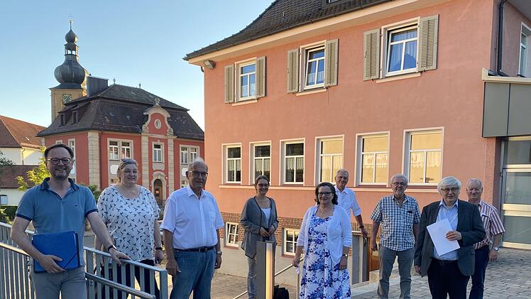 Der Vorstand des Fördervereins mit dem neuen Vorstandsmitglied Dietlinde Peter (5. v. r.) Foto:  privat