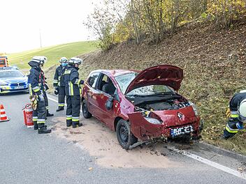 Schwerer Unfall im Kreis Bamberg: Auto schleudert gegen B&ouml;schung - drei Verletzte