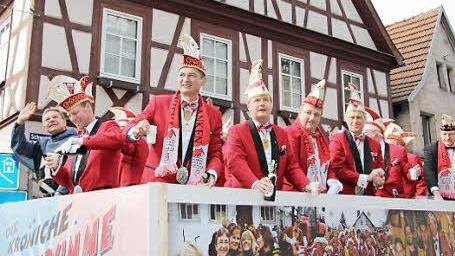 Die Kronacher Elferräte haben Prinz Eisenherz (Wolfgang Beiergrößlein, links) auf ihrem Wagen mit zu dessen Amtssitz, dem Kronacher Rathaus, genommen.
