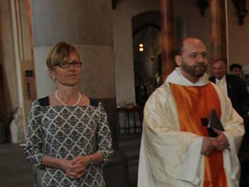 Gisela Schuhmann zusammen mit Pater Felix Meckl bei der Erstkommunion 2014 in Münnerstadt. Foto: Heike Beudert