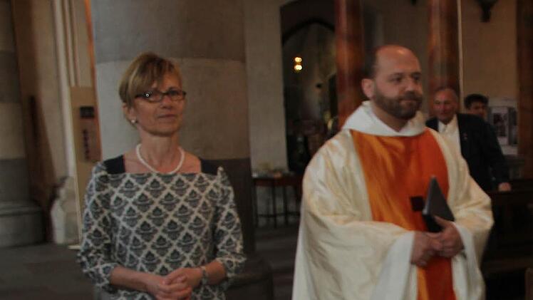 Gisela Schuhmann zusammen mit Pater Felix Meckl bei der Erstkommunion 2014 in Münnerstadt. Foto: Heike Beudert
