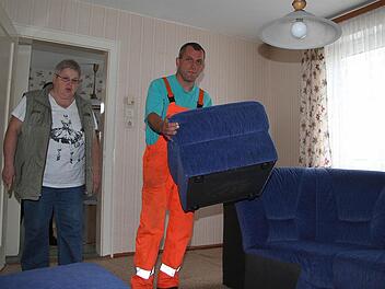 Platz für eine weitere Asylbewerber-Familie hat die Gemeinde Grafengehaig. Nächste Woche ist die 60 Quadratmeter große Wohnung bezugsfertig. Im Bild Bauhof-Mitarbeiter Klaus Keil und Margitta Hieke, die den Asylbewerbern als ehrenamtliche Betreuerin hilft. Fotos: Sonja Adam