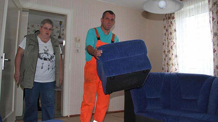 Platz für eine weitere Asylbewerber-Familie hat die Gemeinde Grafengehaig. Nächste Woche ist die 60 Quadratmeter große Wohnung bezugsfertig. Im Bild Bauhof-Mitarbeiter Klaus Keil und Margitta Hieke, die den Asylbewerbern als ehrenamtliche Betreuerin hilft. Fotos: Sonja Adam