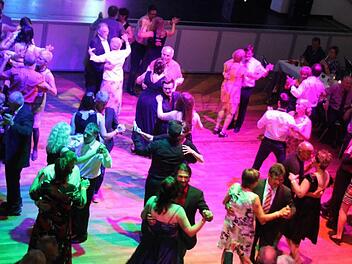 Super Stimmung beim FOS-BOS-Abiball: Die jungen Leute feiern den Abschluss ihrer Schullaufbahn. Foto: Sonja Adam