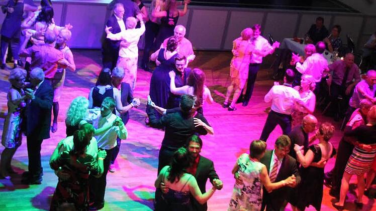 Super Stimmung beim FOS-BOS-Abiball: Die jungen Leute feiern den Abschluss ihrer Schullaufbahn. Foto: Sonja Adam