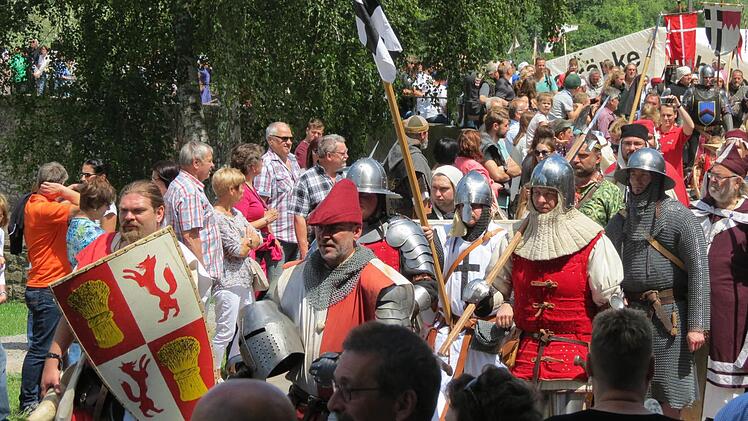 Impressionen vom historischen Umzug von der alten Saalebrücke bis zum Marktplatz. Foto: Doris Bauer