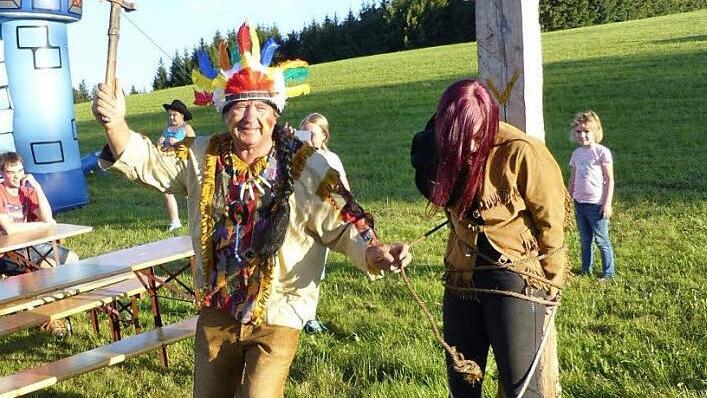 Der Indianer (Manfred Wunder) führte mit Geheul einen wilden Tanz auf, während das Cowboygirl Fabienne Müller am Marterpfahl schmachtete.