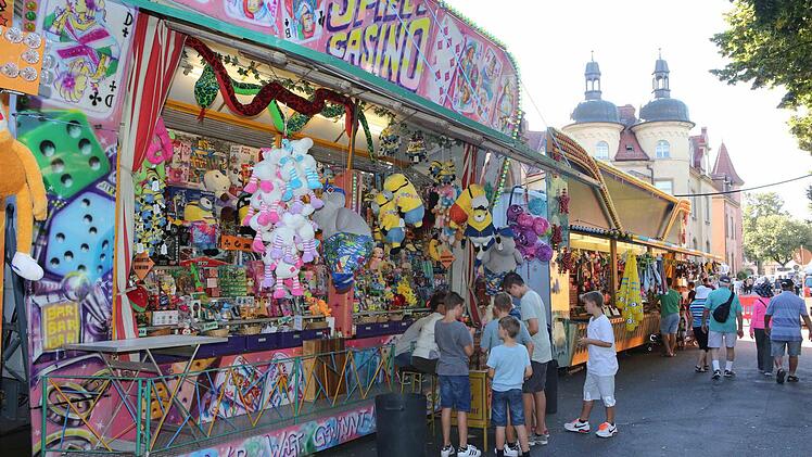 Auch an den vielen Ständen war bereits am Nachmittag einiges los. Am Abend waren die Gassen des Sandgebiets bereits gestopft voll. Foto: RiegerPress