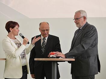 Der Knopf ist gedrückt. Nec-TV sendet ab sofort in HD (von links) Christine Rebhan, Martin Gebrande und Stadtwerkeleiter Armin Münzenberger. Fotos: Rainer Lutz