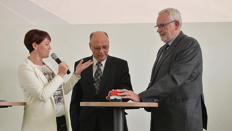 Der Knopf ist gedrückt. Nec-TV sendet ab sofort in HD (von links) Christine Rebhan, Martin Gebrande und Stadtwerkeleiter Armin Münzenberger. Fotos: Rainer Lutz