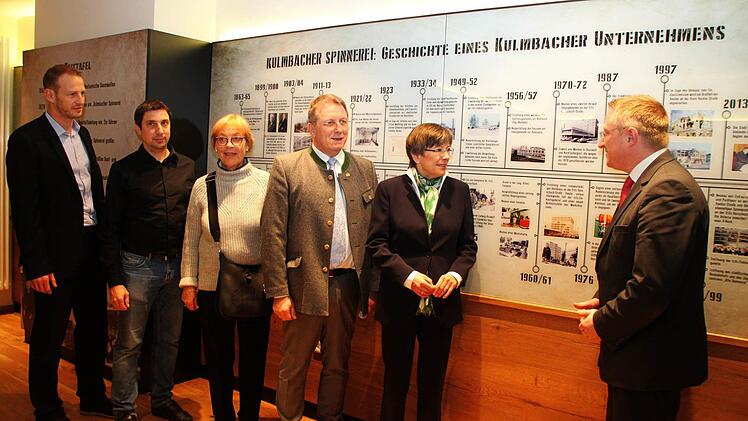 Martin Pöhner (rechts) hat die Historie der Spinnerei in einer Ausstellung zusammengefasst. Interessierte Zuhörer waren (von links) Stadtpressesprecher Simon Rieß, Architekt Johannes Müller, Annegret Kühne, OB Henry Schramm und Regierungspräsidentin Heidrun Piwernetz.
