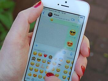 Der Nachrichtendienst Whatsapp funktioniert bald nicht mehr auf allen Smartphones. Die Unterstützung für einige Betriebssysteme wird eingestellt. Foto: Katharina Heimeier/dpa