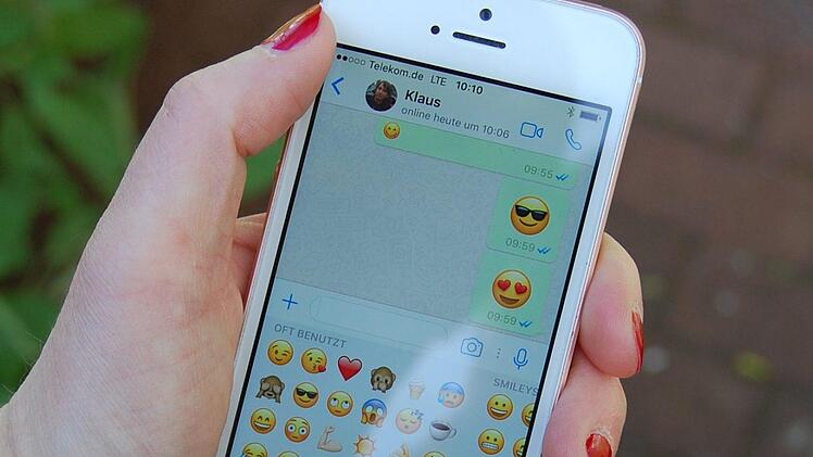 Der Nachrichtendienst Whatsapp funktioniert bald nicht mehr auf allen Smartphones. Die Unterstützung für einige Betriebssysteme wird eingestellt. Foto: Katharina Heimeier/dpa