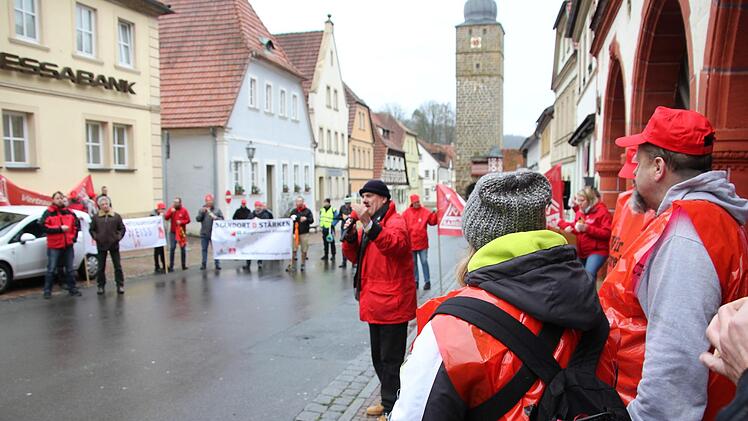 Rot war die bestimmende Farbe am Marktplatz.
