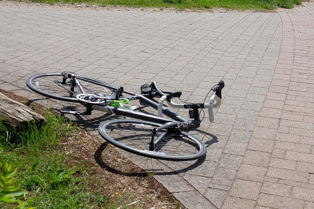 Radfahrer hat Glück im Unglück nach Kollision mit Auto