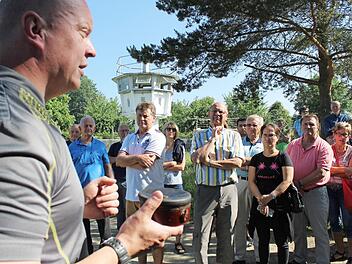 Museumsangestellter Ronald Schricker hält eine nicht mehr funktionsfähige Mine zu Anschauungszwecken in Händen. Momente wie diese waren so informativ wie aufwühlend. Foto: Markus Häggberg